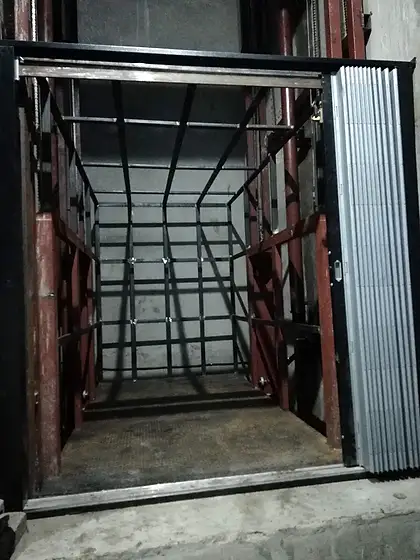 Hydraulic cargo lift by HLA
