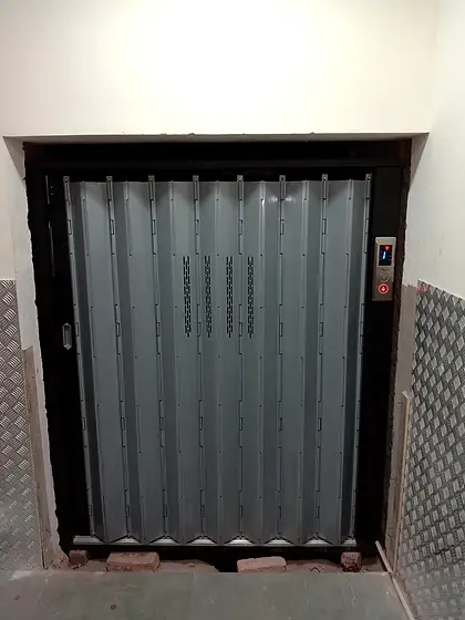 Hydraulic cargo lift by HLA