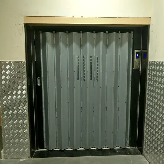 Hydraulic cargo lift by HLA