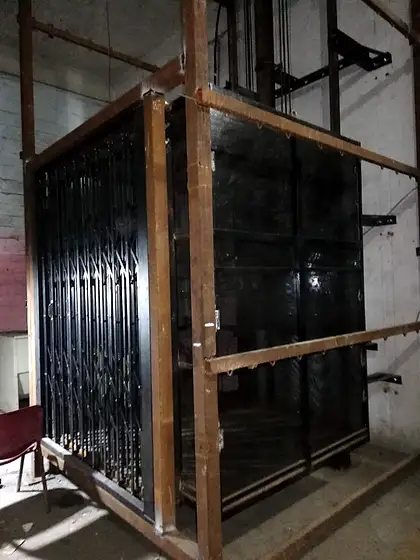 Hydraulic cargo lift by HLA
