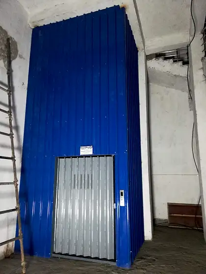 Hydraulic cargo lift by HLA