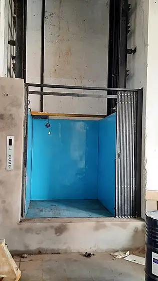 Hydraulic cargo lift by HLA