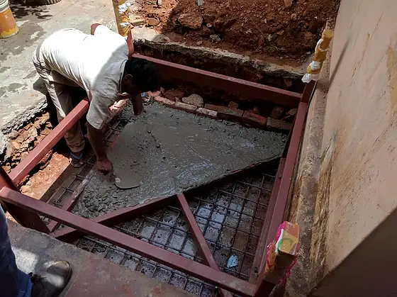 HLA crew at work: pit and foundation