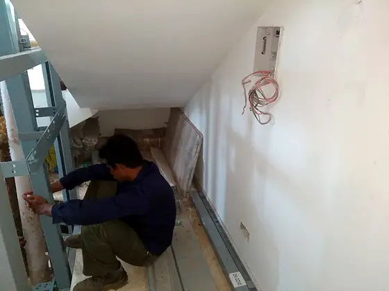 HLA crew at work: rails, cylinder and power pack